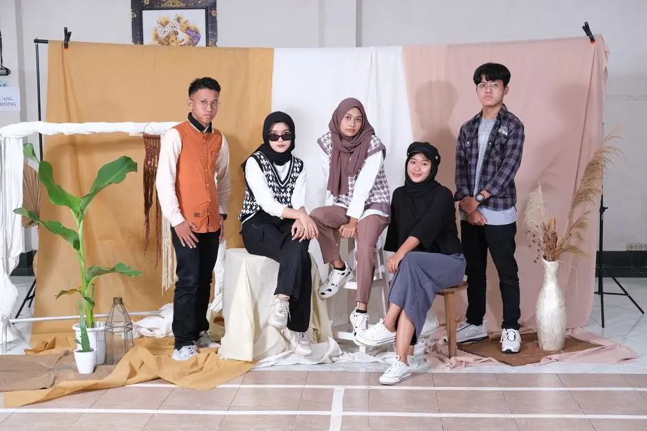 Gaya busana terbaru di Taliabu dengan atasan oversize dan celana kargo