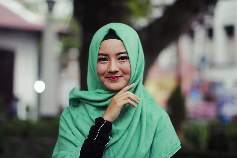 Gaya hijab pashmina instan dengan nuansa pastel yang kini populer di Taliabu