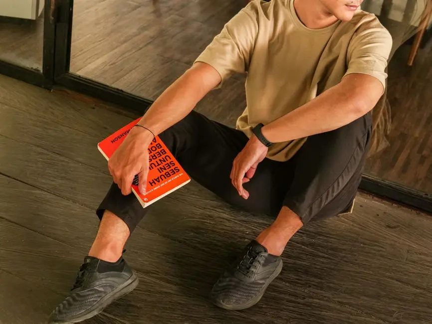 Kombinasi pakaian kasual bernuansa netral untuk aktivitas harian